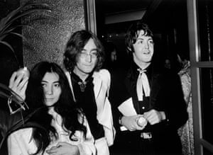Yoko Ono, John Lennon y Paul McCartney en julio de 1968.